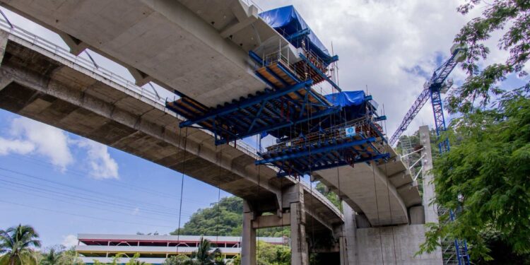Puente Corozal alcanza hito clave: última dovela fundida en la CA-9