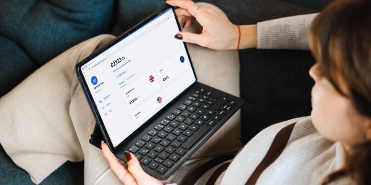 Revolut restablece servicios tras caída global causada por fallo de Google Cloud