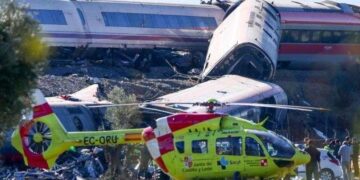 Tragedia en España: 68 muertos en choque de trenes de alta velocidad