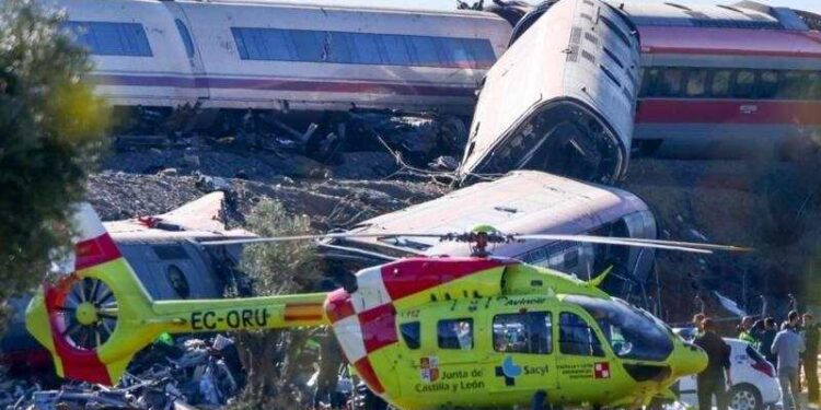 Tragedia en España: 68 muertos en choque de trenes de alta velocidad